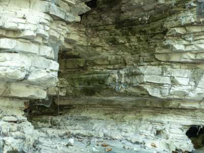 La grotta ha un aspetto molto particolare, dato dall�alternanza di parti pi� spesse a strati pi� sottili modellati dall'acqua della falda